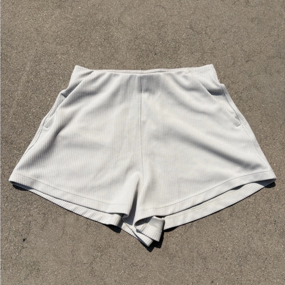 Women's Lululemon Ribbed Softstreme HR Short Bone Sz 4
